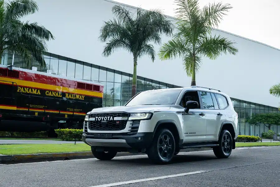 Toyota LC300 GR Sport Blanca frente a TradexAuto Panamá