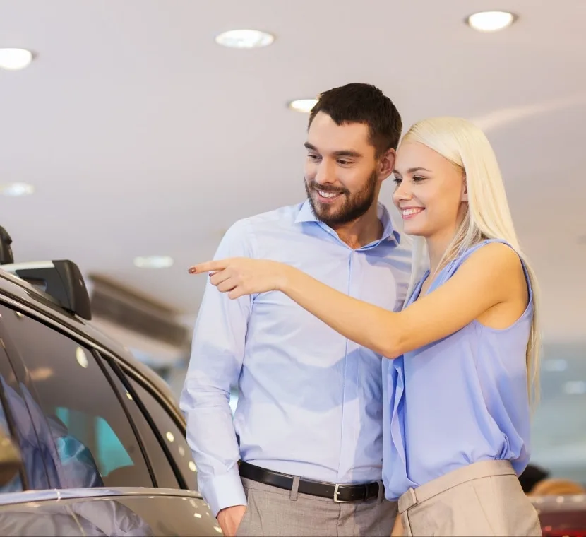 Contáctenos pareja comprando carro