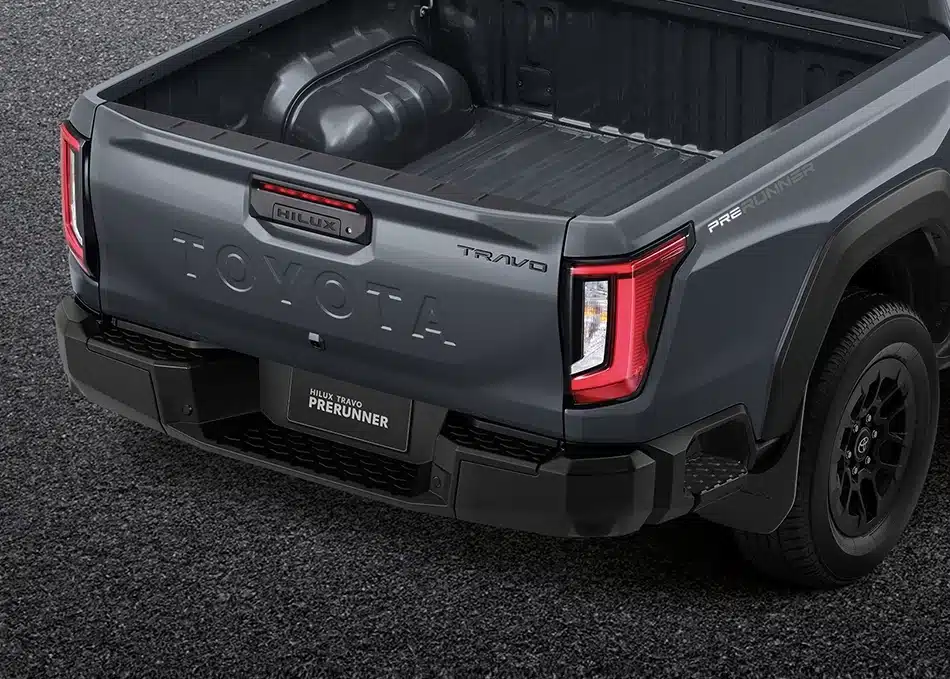Hilux TRAVO: Diseño, tecnología y rendimiento para un nuevo nivel de conducción Las luces traseras LED de la Hilux TRAVO destacan por su diseño vertical y moderno, creando una firma visual sofisticada mientras mejoran la visibilidad y seguridad en cada maniobra, especialmente durante la conducción nocturna.