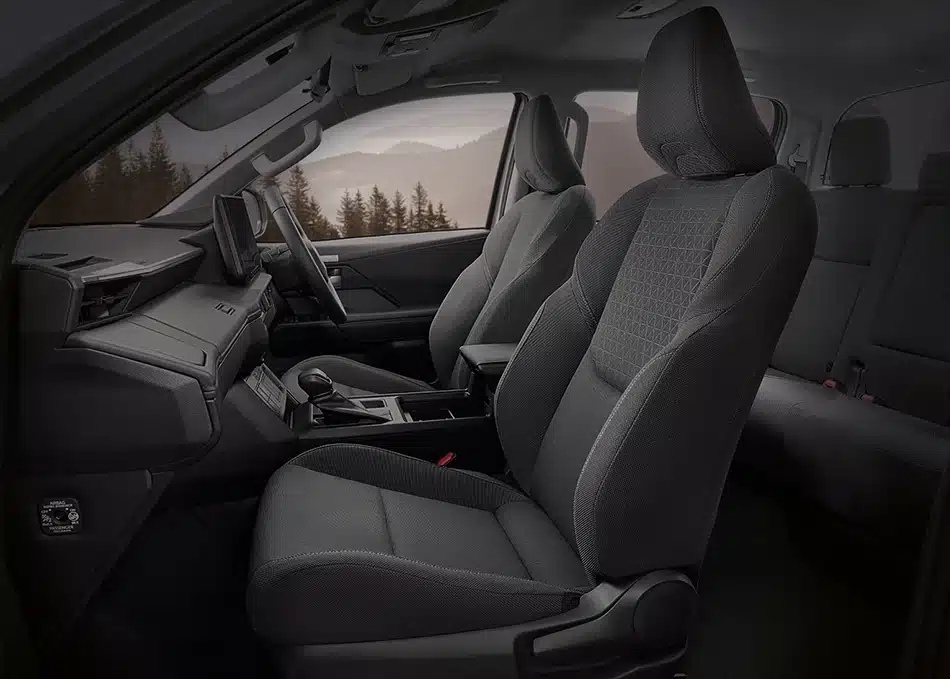 Hilux TRAVO: Diseño, tecnología y rendimiento para un nuevo nivel de conducción Hilux Travo Los asientos incorporan una estructura ergonómica con refuerzos laterales para mejorar el soporte lumbar y reducir la fatiga. El recubrimiento Caretex, compuesto en parte por materiales reciclados, ofrece durabilidad, ventilación y resistencia al desgaste, además de facilitar su mantenimiento.