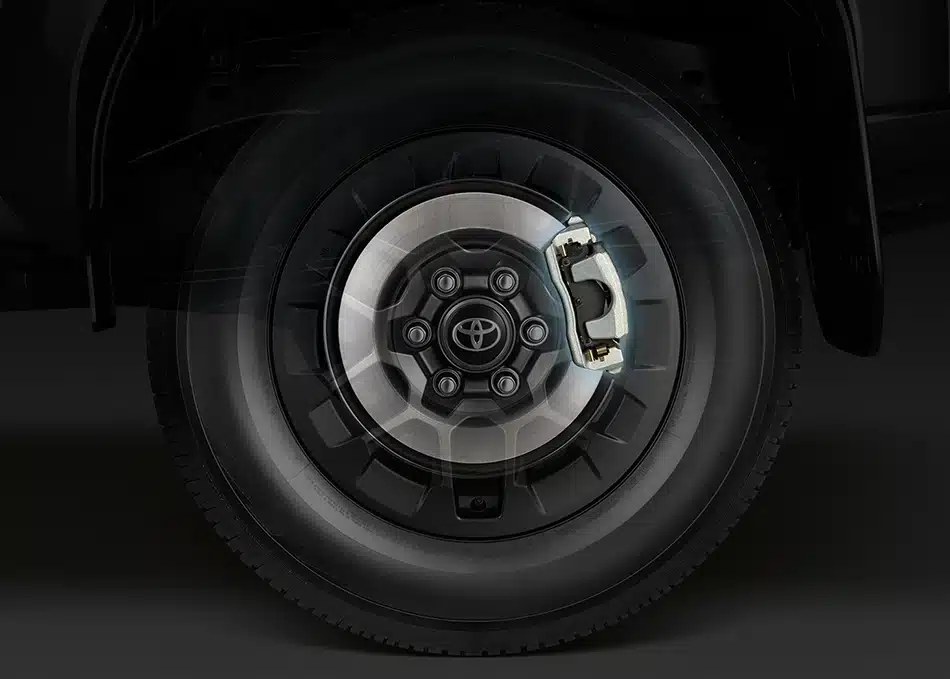 Hilux TRAVO: Diseño, tecnología y rendimiento para un nuevo nivel de conducción Los frenos de disco traseros ofrecen una mejor disipación de calor y una respuesta más constante que los sistemas de tambor. En la Hilux TRAVO, este equipamiento contribuye a una frenada más firme, menor fatiga del sistema y mayor estabilidad bajo condiciones exigentes.
