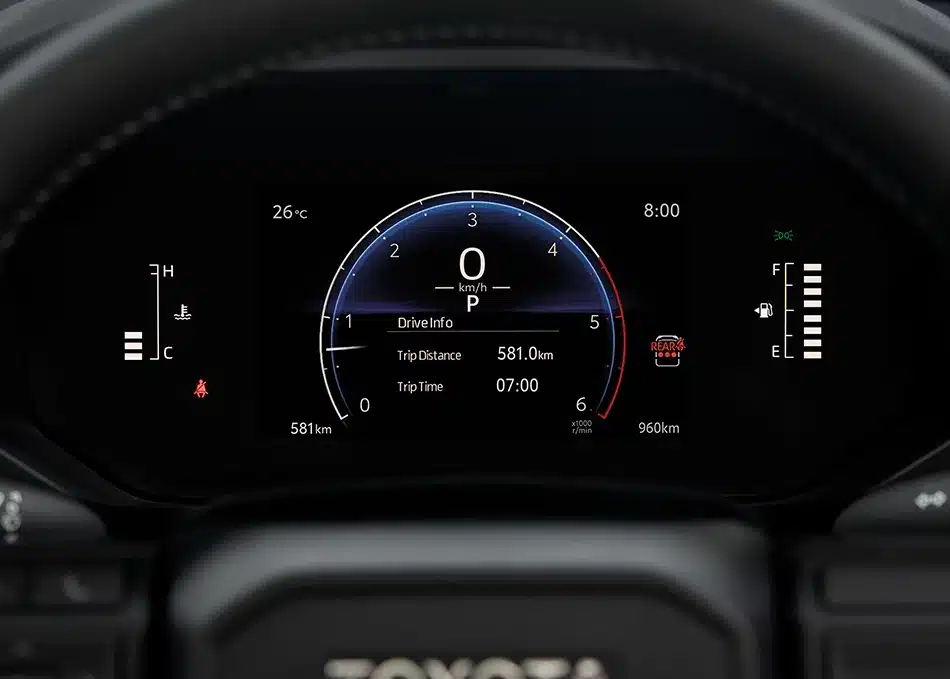 Hilux TRAVO: Diseño, tecnología y rendimiento para un nuevo nivel de conducción Hilux Travo Medidor digital de 7 pulgadas con diseño moderno y gráficos nítidos que facilitan la lectura en cualquier condición. Más información, más claridad y una conducción más intuitiva.