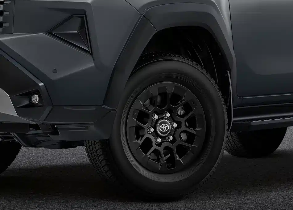 Hilux TRAVO: Diseño, tecnología y rendimiento para un nuevo nivel de conducción Hilux Travo Llantas de aleación de 17 pulgadas con diseño robusto y mayor rigidez, optimizadas para estabilidad y control en cualquier superficie.