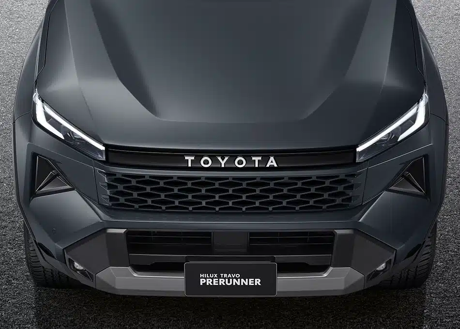 Hilux TRAVO: Diseño, tecnología y rendimiento para un nuevo nivel de conducción Hilux Travo - Diseño frontal inspirado en el concepto Cyber Sumo: imponente, estable y con una presencia que transmite pura potencia.