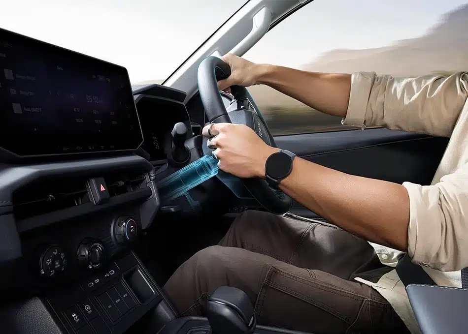 Hilux TRAVO: Diseño, tecnología y rendimiento para un nuevo nivel de conducción Hilux Travo La columna de dirección de gran diámetro optimiza la transferencia de movimiento entre el volante y el tren delantero, mejorando la precisión en la dirección. Su diseño reforzado reduce la flexión y las vibraciones, lo que se traduce en un manejo más directo, estable y confortable en todo tipo de superficie.