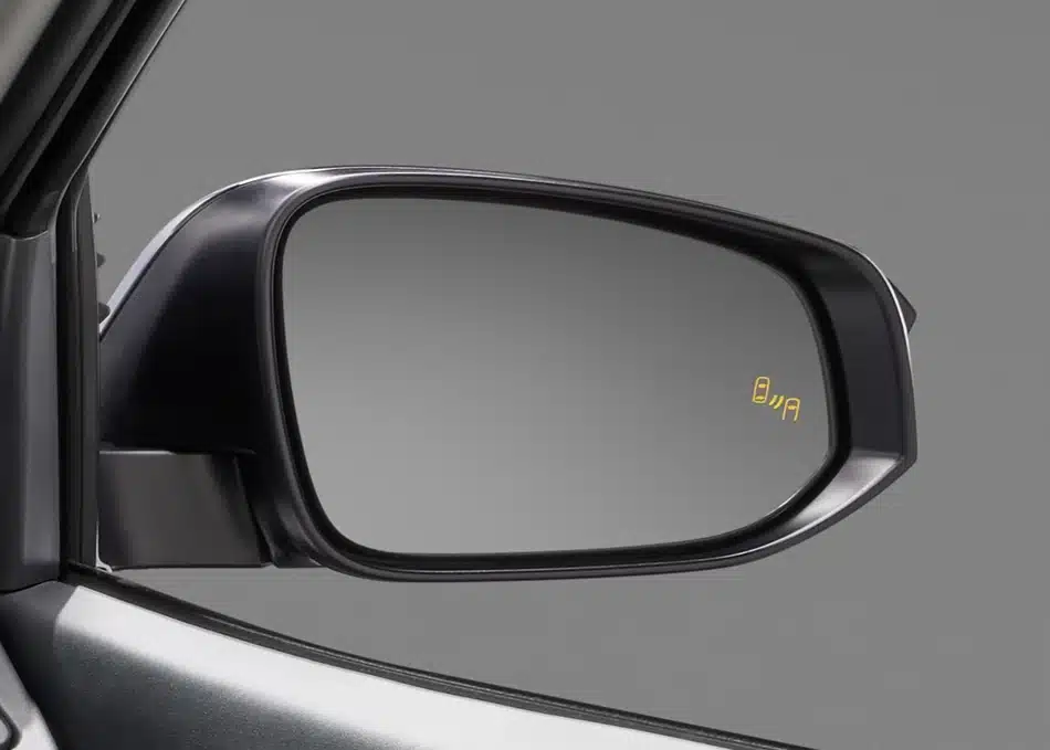 Hilux TRAVO: Diseño, tecnología y rendimiento para un nuevo nivel de conducción Hilux Travo El Blind Spot Monitor (BSM) detecta vehículos que se encuentran en los puntos ciegos del conductor y emite una alerta visual en el retrovisor, ayudando a realizar cambios de carril con mayor seguridad y reduciendo el riesgo de colisiones laterales.