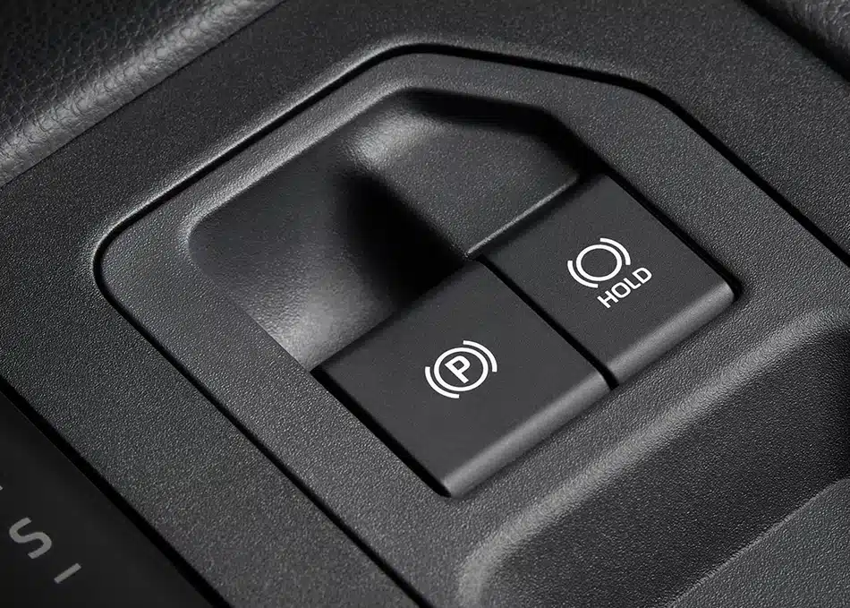 Hilux TRAVO: Diseño, tecnología y rendimiento para un nuevo nivel de conducción Hilux Travo El sistema EPB con Auto Brake Hold activa el freno de manera electrónica y mantiene el vehículo detenido de forma automática, optimizando seguridad y confort en detenciones frecuentes.