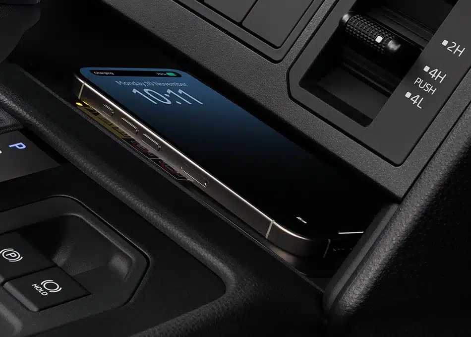 Hilux TRAVO: Diseño, tecnología y rendimiento para un nuevo nivel de conducción Hilux Travo Cargador inalámbrico integrado: coloca tu teléfono y recarga automáticamente mientras conduces. Comodidad absoluta, sin cables.