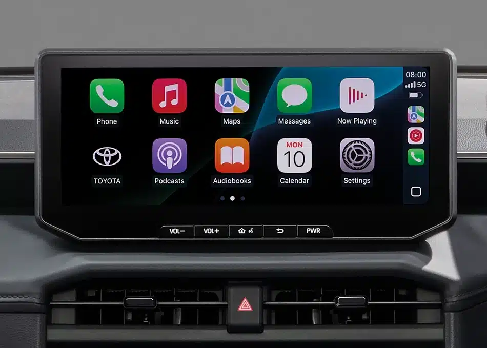 Hilux TRAVO: Diseño, tecnología y rendimiento para un nuevo nivel de conducción La Hilux TRAVO incorpora una pantalla multimedia de 12.3 pulgadas con excelente resolución, diseñada para ofrecer una experiencia de conectividad superior. Es totalmente compatible con Apple CarPlay y Android Auto, permitiendo acceder a apps, navegación y música de forma rápida y sencilla.