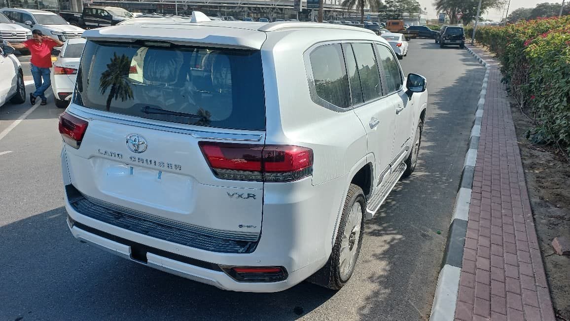 Toyota Land Cruiser 300 Hybrid