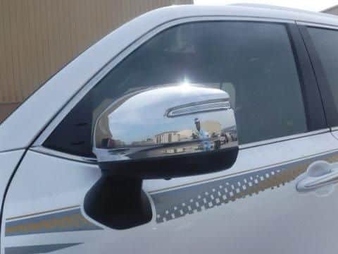 Detalles cromados y luces LED de Toyota LC300 VXR